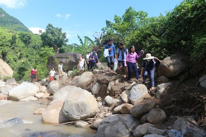 Giáo viên, học sinh biên giới lội suối, vượt đèo ngày khai giảng - ảnh 5