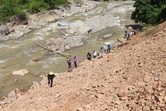 Giáo viên, học sinh biên giới lội suối, vượt đèo ngày khai giảng - ảnh 3