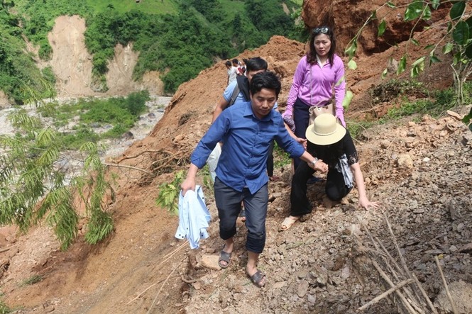 Giáo viên, học sinh biên giới lội suối, vượt đèo ngày khai giảng - ảnh 6