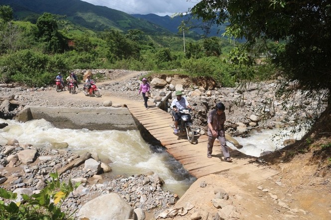 Giáo viên, học sinh biên giới lội suối, vượt đèo ngày khai giảng - ảnh 1