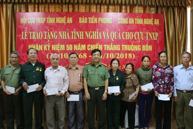 Trao quà cho cựu TNXP Nghệ An nhân dịp 50 năm chiến thắng Truông Bồn - ảnh 3