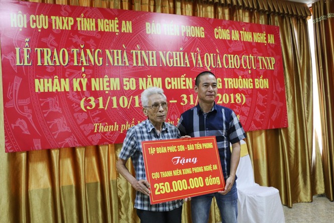 Trao quà cho cựu TNXP Nghệ An nhân dịp 50 năm chiến thắng Truông Bồn - ảnh 4