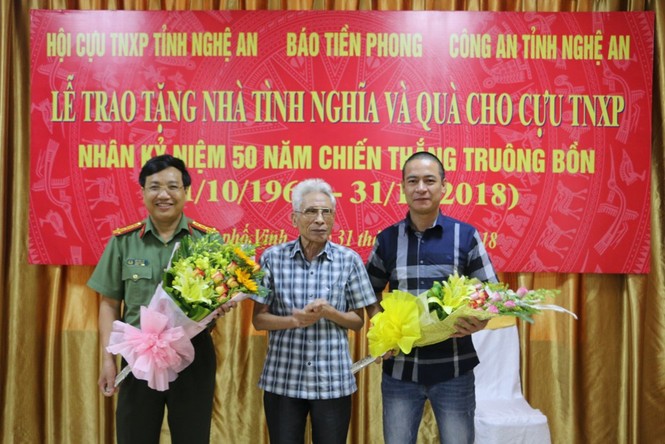 Trao quà cho cựu TNXP Nghệ An nhân dịp 50 năm chiến thắng Truông Bồn - ảnh 5