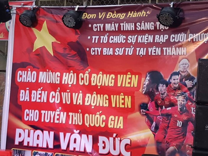 Gia đình Văn Đức, Công Phượng mở tiệc xem chung kết lượt đi - ảnh 7