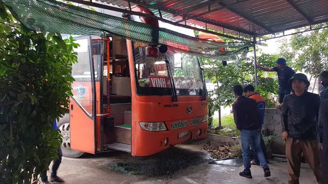 Xe khách đâm văng xe Camry hàng chục mét trên quốc lộ - ảnh 1