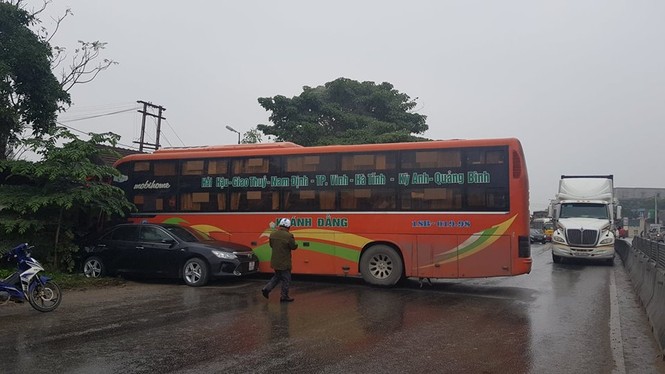 Xe khách đâm văng xe Camry hàng chục mét trên quốc lộ - ảnh 2