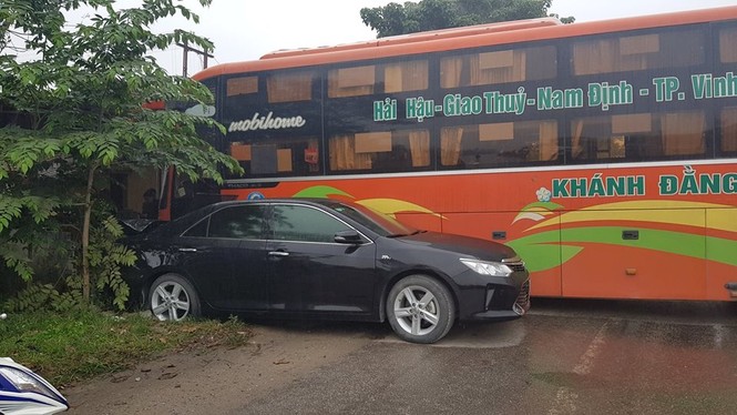 Xe khách đâm văng xe Camry hàng chục mét trên quốc lộ - ảnh 4