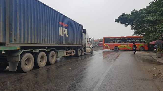 Xe khách đâm văng xe Camry hàng chục mét trên quốc lộ - ảnh 6