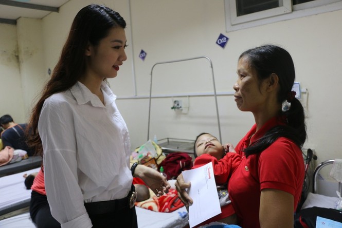 Người đẹp tài năng Đinh Phương Mỹ Duyên tặng quà tết cho bệnh nhi Nghệ An - ảnh 2