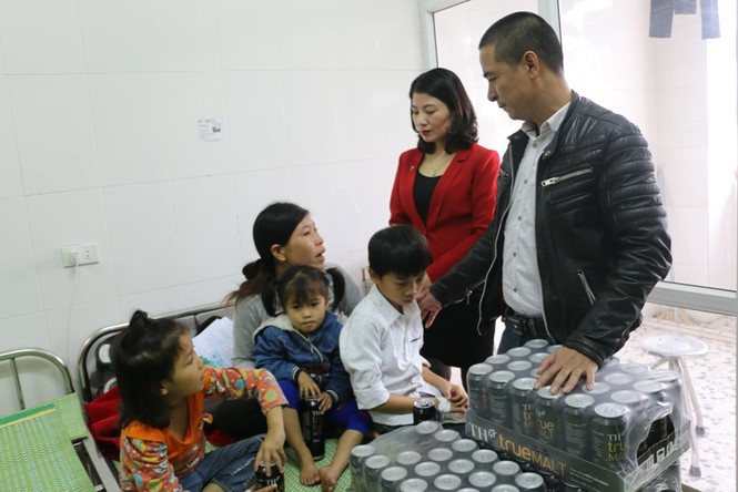 Người đẹp tài năng Đinh Phương Mỹ Duyên tặng quà tết cho bệnh nhi Nghệ An - ảnh 3