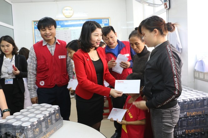 Người đẹp tài năng Đinh Phương Mỹ Duyên tặng quà tết cho bệnh nhi Nghệ An - ảnh 4
