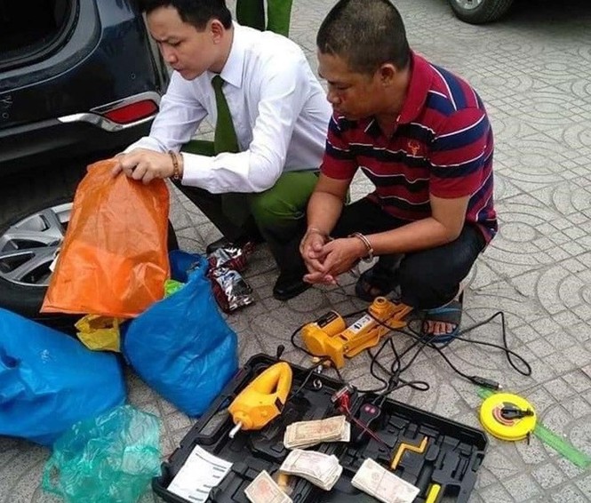 Khởi tố tài xế đâm gãy cọc trạm thu phí Bến Thủy 2 - ảnh 2