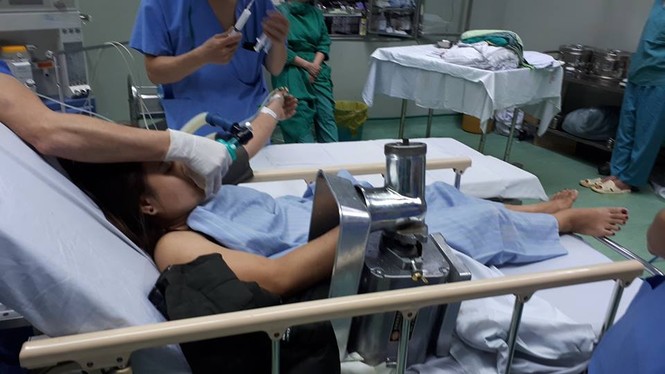 Bác sỹ, kỹ sư tháo vụn máy xay thịt để cấp cứu cho nữ bệnh nhân - ảnh 1