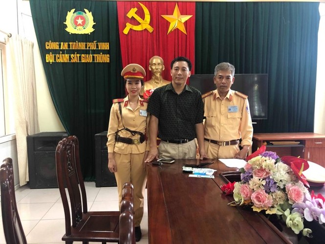 Cảnh sát giao thông TP Vinh trả lại hơn 30 triệu đồng cho người đánh rơi - ảnh 2