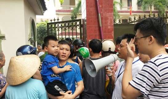 Phụ huynh nháo nhác đón trẻ khi trường mầm non bị cháy - ảnh 1