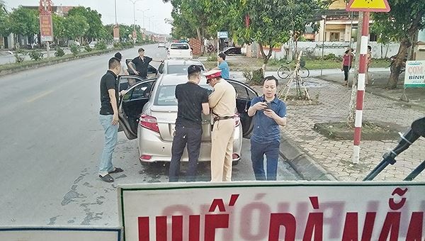 Giải cứu 2 cô gái trên đường bị bán sang Trung Quốc - ảnh 1