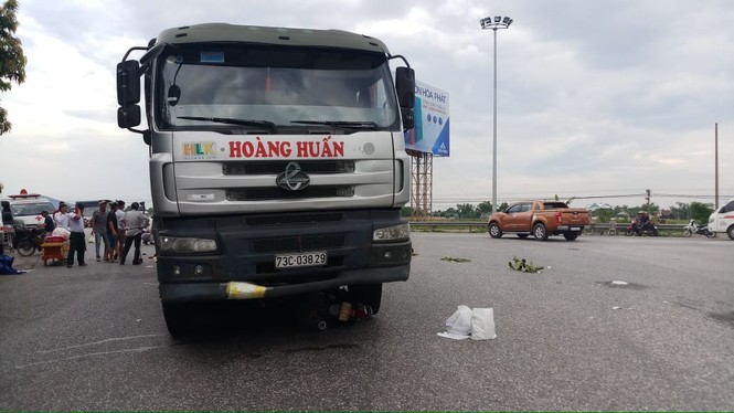 Xe máy bị xe tải cuốn vào gầm, 2 mẹ con tử vong thương tâm - ảnh 1