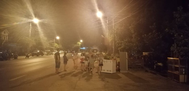 Hàng trăm người dân Hà Tĩnh hối hả dọn đồ “trốn lửa” trong đêm - ảnh 2