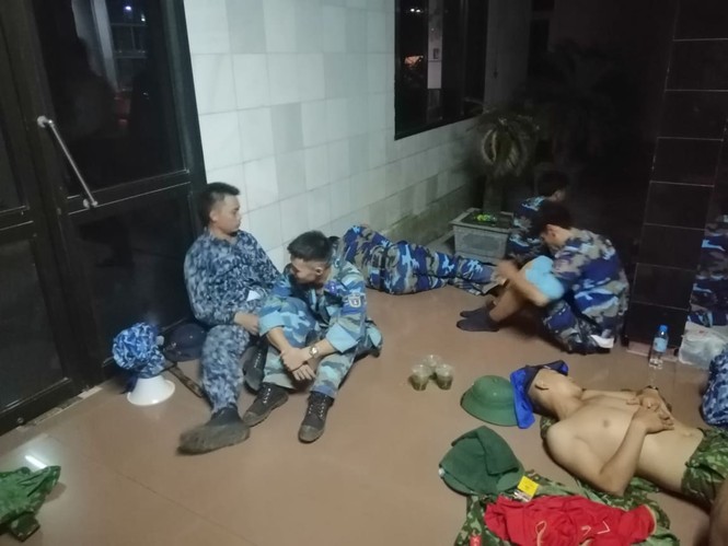 Hàng trăm người dân Hà Tĩnh hối hả dọn đồ “trốn lửa” trong đêm - ảnh 8