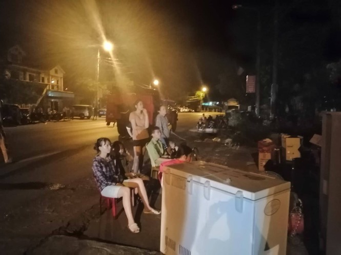 Hàng trăm người dân Hà Tĩnh hối hả dọn đồ “trốn lửa” trong đêm - ảnh 3