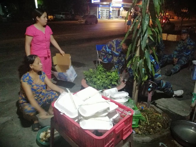 Hàng trăm người dân Hà Tĩnh hối hả dọn đồ “trốn lửa” trong đêm - ảnh 7