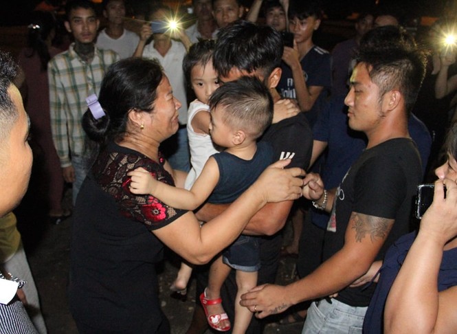 Xúc động giây phút đón 7 thuyền viên sống sót được đưa vào bờ - ảnh 4