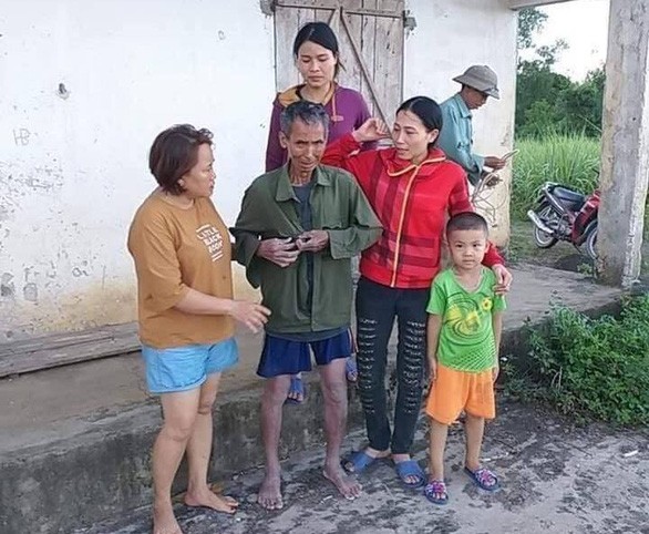 Ba người phụ nữ cứu sống người đàn ông rơi xuống giếng trong nhà hoang - ảnh 1