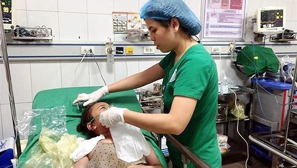 Mâu thuẫn tình cảm, người đàn ông tưới xăng đốt nhà khiến 5 người nhập viện - ảnh 2