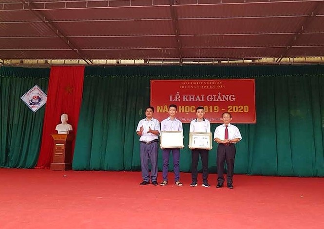 Tặng giấy khen cho hai nam sinh huyện biên giới dũng cảm cứu người - ảnh 1
