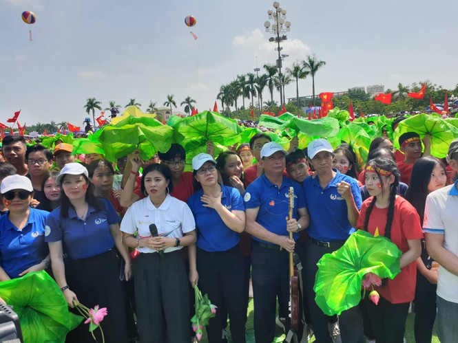 Giây phút vỡ òa tại quê nhà quán quân Đường lên đỉnh Olympia 2019 - ảnh 1