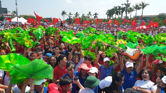 Giây phút vỡ òa tại quê nhà quán quân Đường lên đỉnh Olympia 2019 - ảnh 3