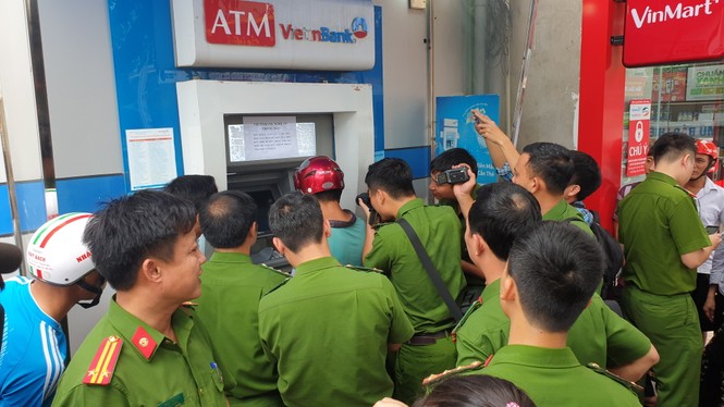 Ba đối tượng người Trung Quốc dùng thẻ ATM rút tiền của hàng chục khách hàng - ảnh 3