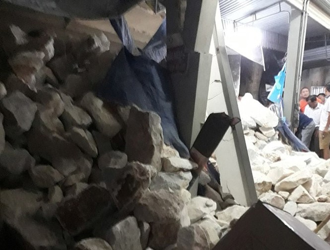 Xe chở đá bị lật nghiêng bên quốc lộ, đè sập nhà dân - ảnh 2