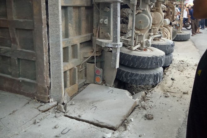 Xe chở đá bị lật nghiêng bên quốc lộ, đè sập nhà dân - ảnh 1