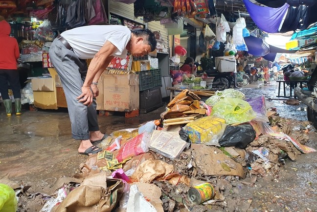 Tiểu thương chợ Vinh ngấn lệ nhìn hàng hóa bị lũ nhấn chìm - ảnh 5