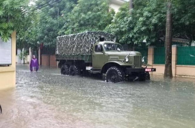 Bộ đội vượt lũ cứu hộ người dân TP Vinh giữa mưa trắng trời - ảnh 1