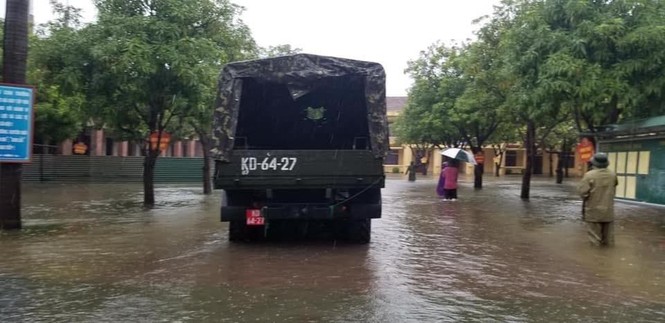 Bộ đội vượt lũ cứu hộ người dân TP Vinh giữa mưa trắng trời - ảnh 2