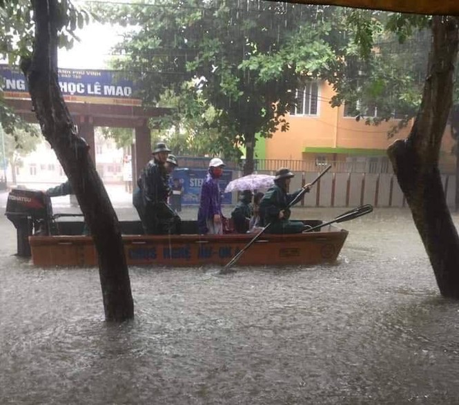 Bộ đội vượt lũ cứu hộ người dân TP Vinh giữa mưa trắng trời - ảnh 4