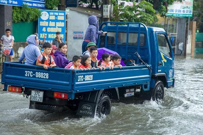 Bộ đội vượt lũ cứu hộ người dân TP Vinh giữa mưa trắng trời - ảnh 6