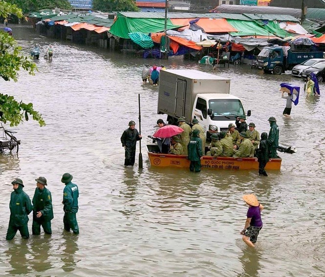 Bộ đội vượt lũ cứu hộ người dân TP Vinh giữa mưa trắng trời - ảnh 8