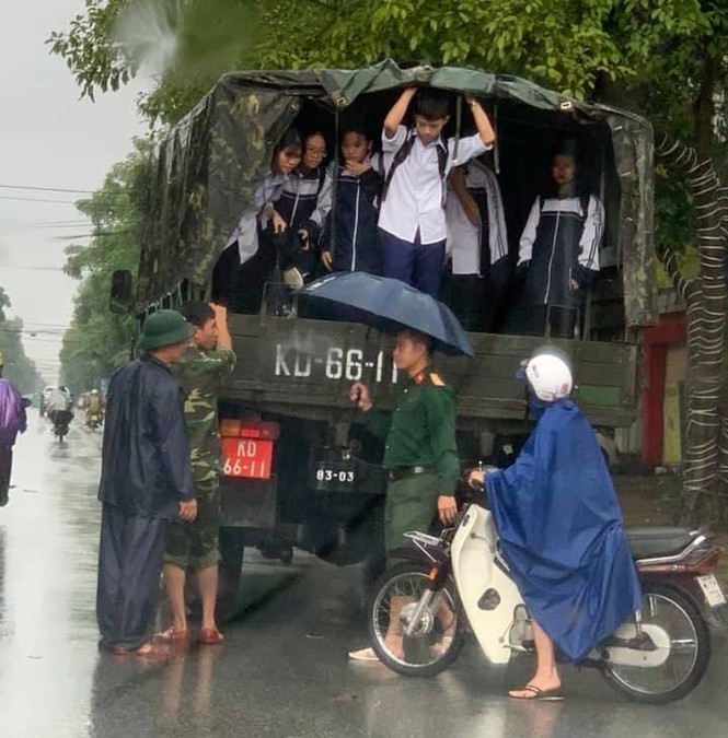 Bộ đội vượt lũ cứu hộ người dân TP Vinh giữa mưa trắng trời - ảnh 5