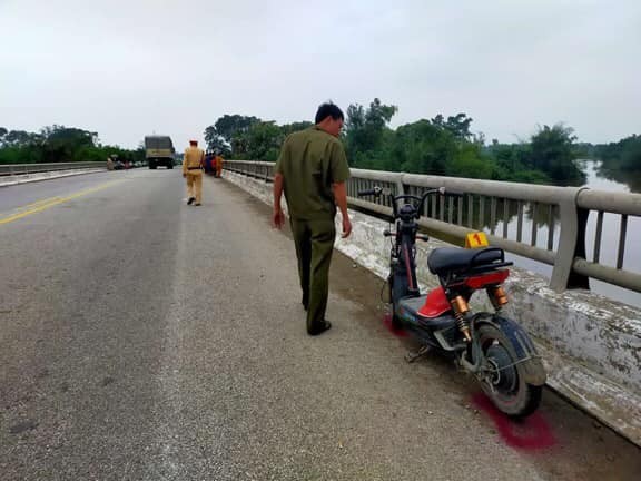 Nghi vấn nữ sinh để lại xe máy điện cùng bức thư rồi nhảy cầu tự tử - ảnh 1