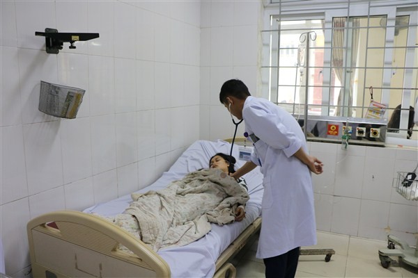 Đốt than sưởi ấm, mẹ con bị ngộ độc nhập viện - ảnh 1