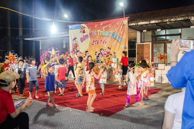 Người đẹp Phạm Thủy Tiên và một tuần “chạy sô” trung thu - ảnh 1