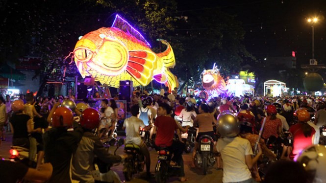 Diễu xe mô hình trung thu người Dao bên bờ Hồ - ảnh 1