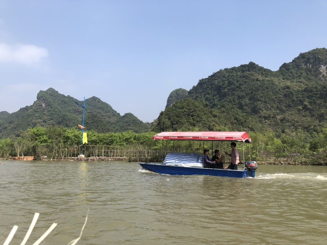 Khách về chùa Hương tăng cao, rác bủa vây khắp lối - ảnh 2