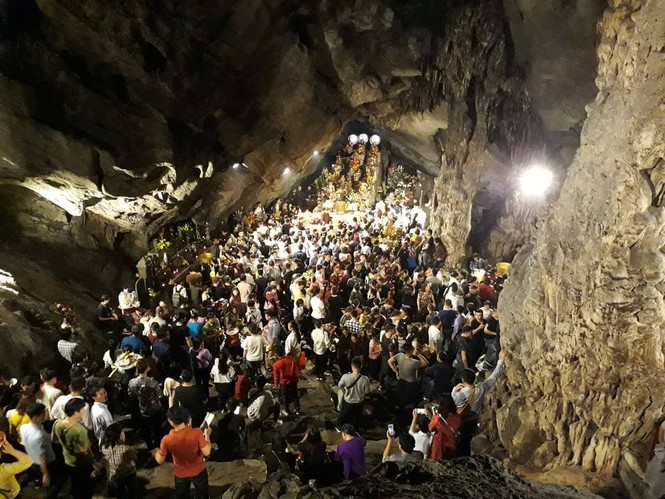 Biển người trẩy hội chùa Hương - ảnh 6
