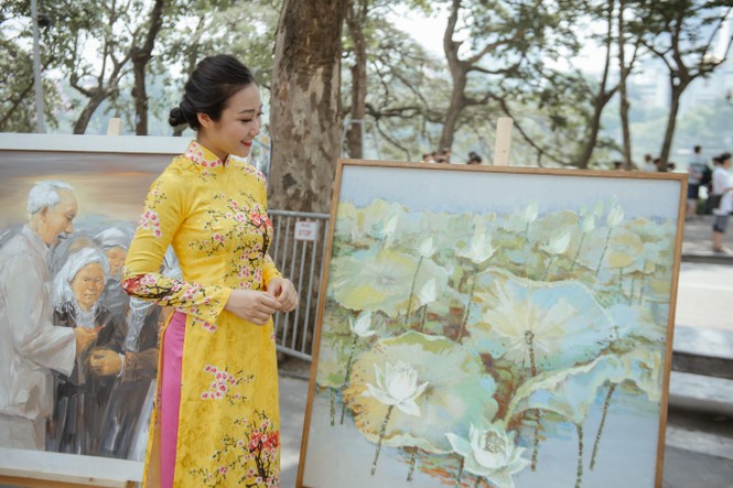 Trưng bày ảnh Bác Hồ tại phố đi bộ Hồ Gươm - ảnh 1