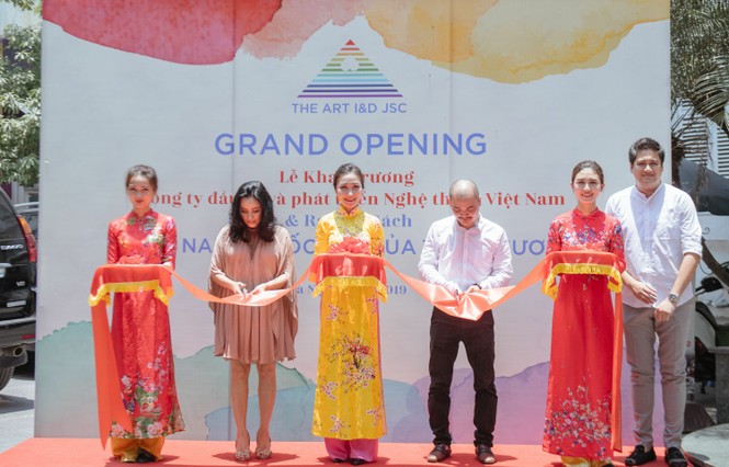 Trưng bày ảnh Bác Hồ tại phố đi bộ Hồ Gươm - ảnh 2
