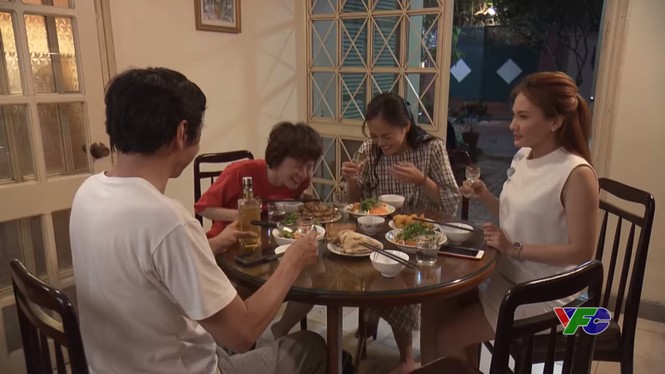 Clip cực vui về Ngày Gia đình của ông Sơn và ba cô con gái 'Về nhà đi con' - ảnh 2